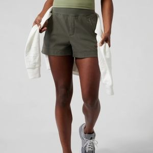 NWT Athleta Trekkie North Short in Mountain Olive, size 4